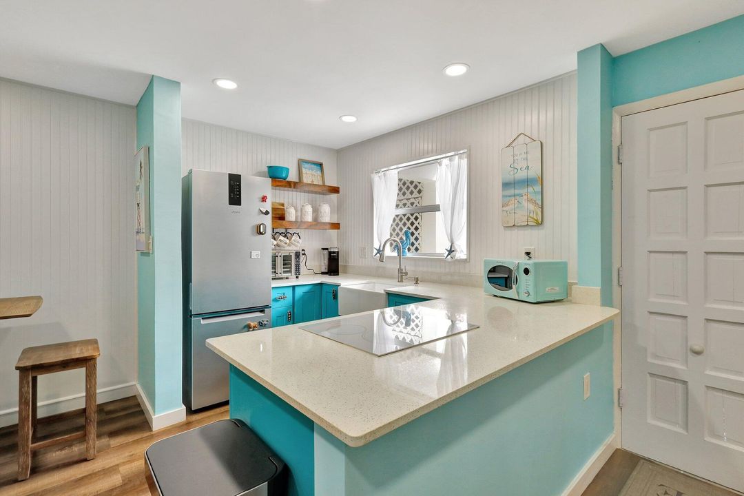 For Rent: $3,200 (2 beds, 2 baths, 897 Square Feet)