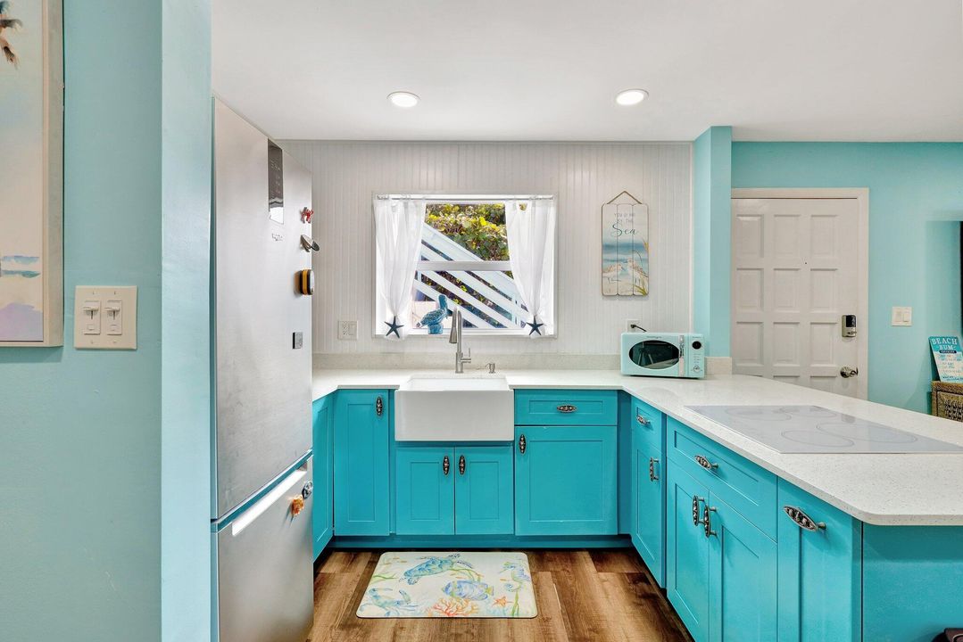 For Rent: $3,200 (2 beds, 2 baths, 897 Square Feet)