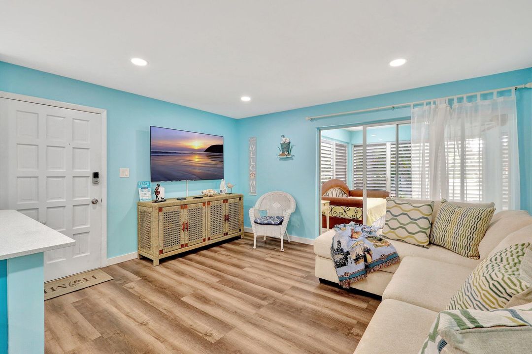 For Rent: $3,200 (2 beds, 2 baths, 897 Square Feet)