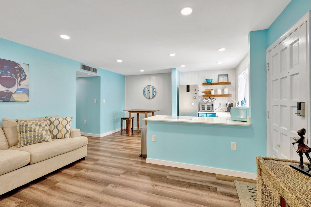 For Rent: $3,200 (2 beds, 2 baths, 897 Square Feet)