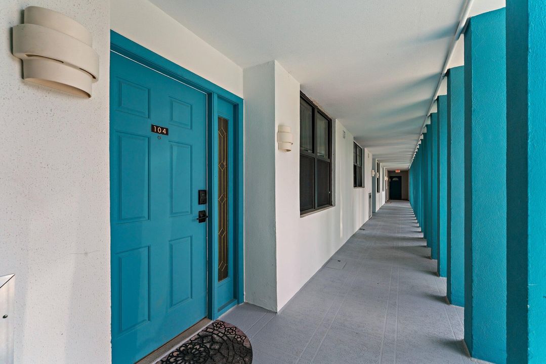 Active With Contract: $725,000 (2 beds, 2 baths, 1237 Square Feet)