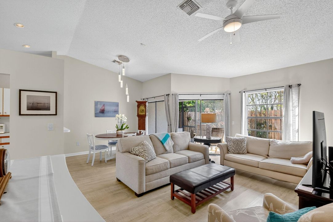 待售: $415,000 (2 贝兹, 2 浴室, 1216 平方英尺)