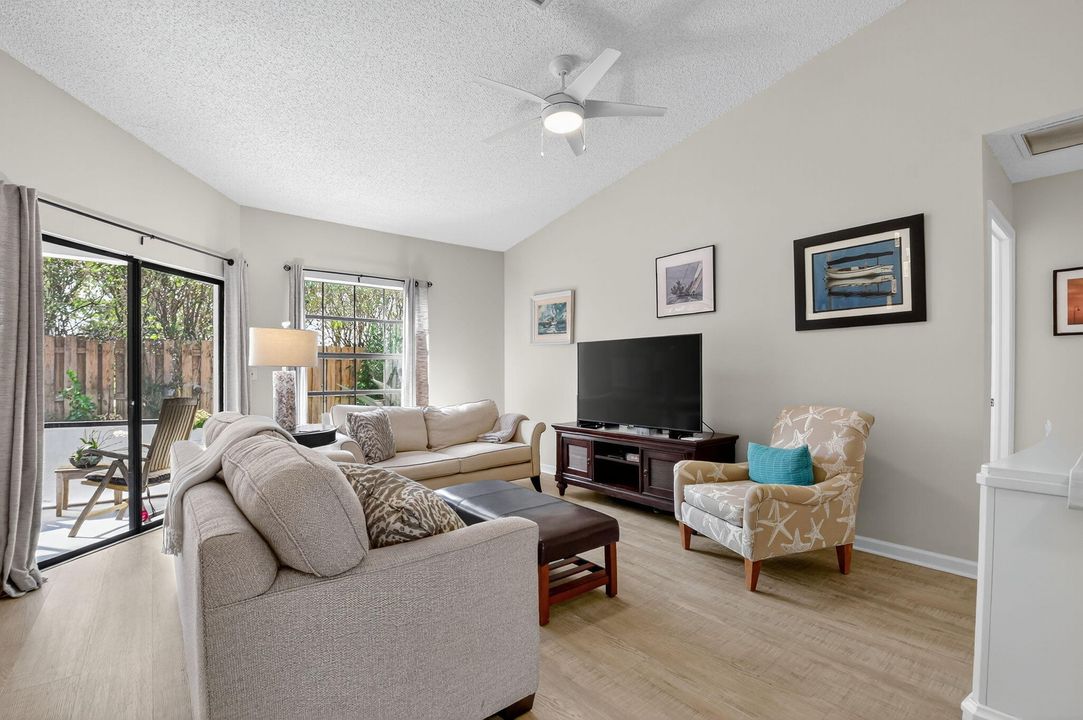 待售: $415,000 (2 贝兹, 2 浴室, 1216 平方英尺)