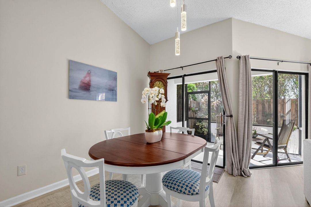 待售: $415,000 (2 贝兹, 2 浴室, 1216 平方英尺)