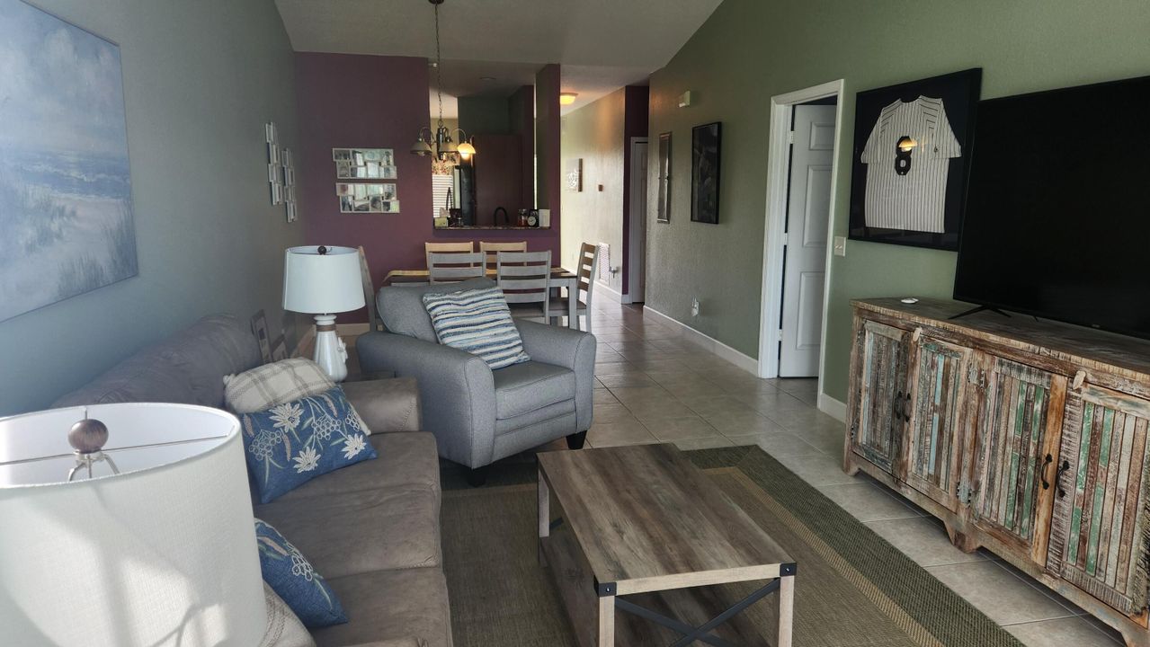 Active With Contract: $3,250 (2 beds, 2 baths, 1316 Square Feet)