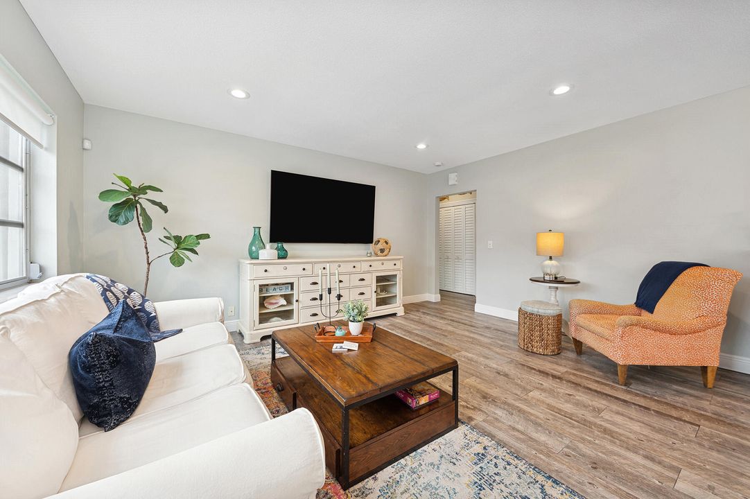 En Venta: $674,900 (2 camas, 2 baños, 1160 Pies cuadrados)