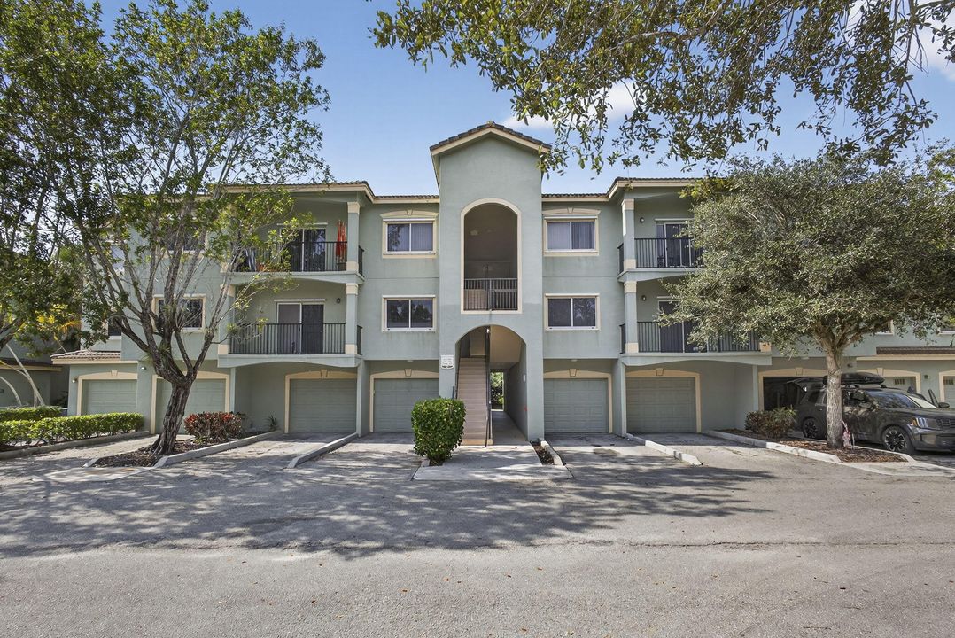 For Rent: $2,500 (3 beds, 2 baths, 1306 Square Feet)