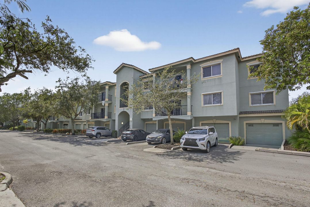 For Rent: $2,500 (3 beds, 2 baths, 1306 Square Feet)