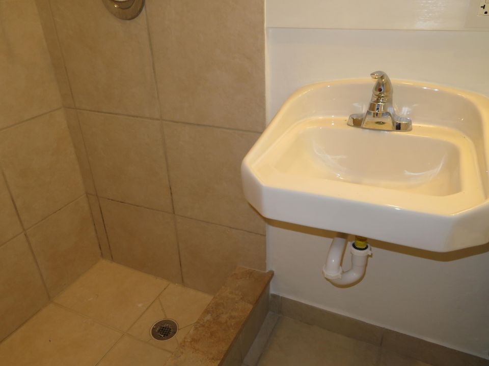 For Rent: $1,600 (1 beds, 1 baths, 499 Square Feet)