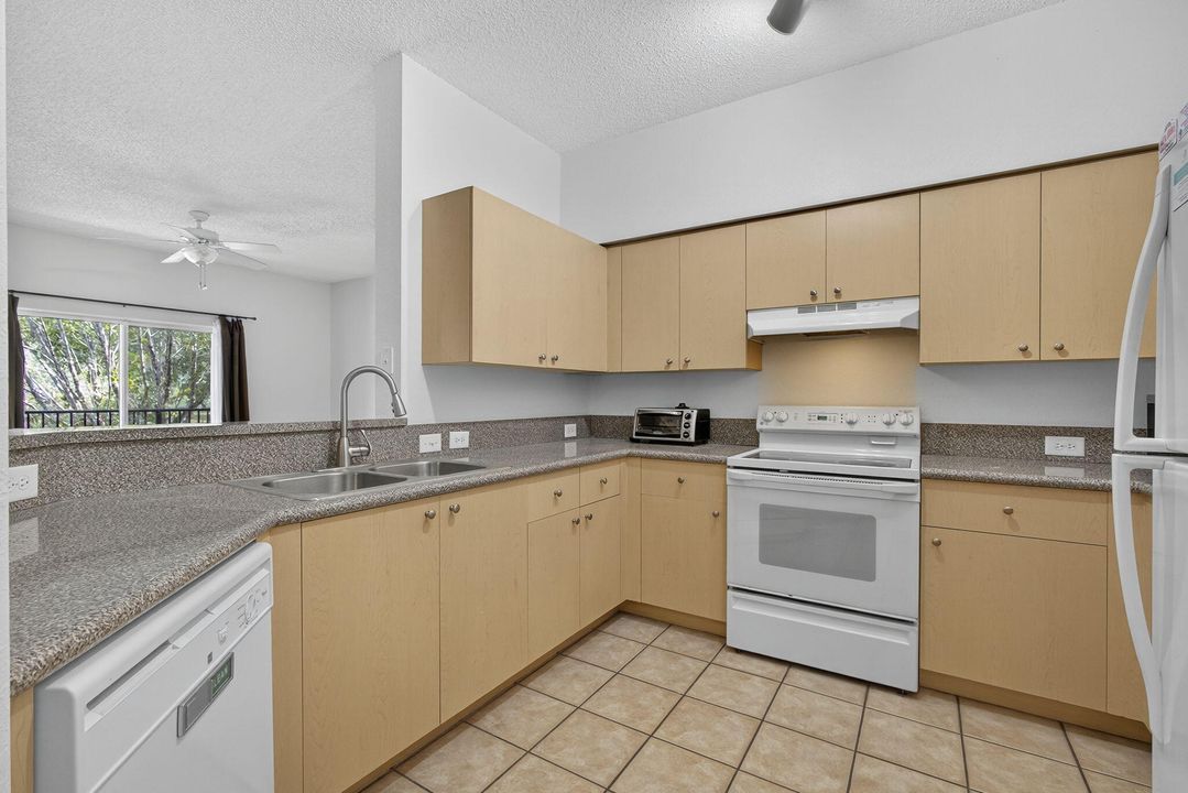 For Rent: $2,500 (3 beds, 2 baths, 1306 Square Feet)