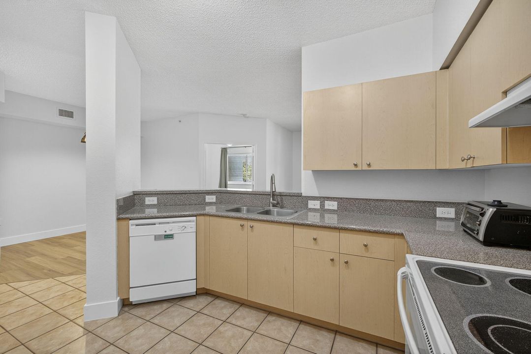 For Rent: $2,500 (3 beds, 2 baths, 1306 Square Feet)