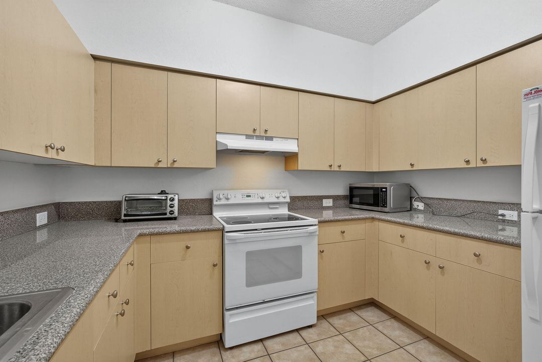 For Rent: $2,500 (3 beds, 2 baths, 1306 Square Feet)