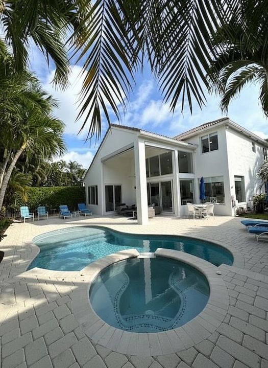 合同活跃: $1,425,000 (4 贝兹, 3 浴室, 2878 平方英尺)