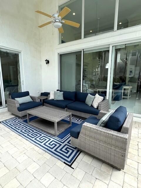 合同活跃: $1,425,000 (4 贝兹, 3 浴室, 2878 平方英尺)