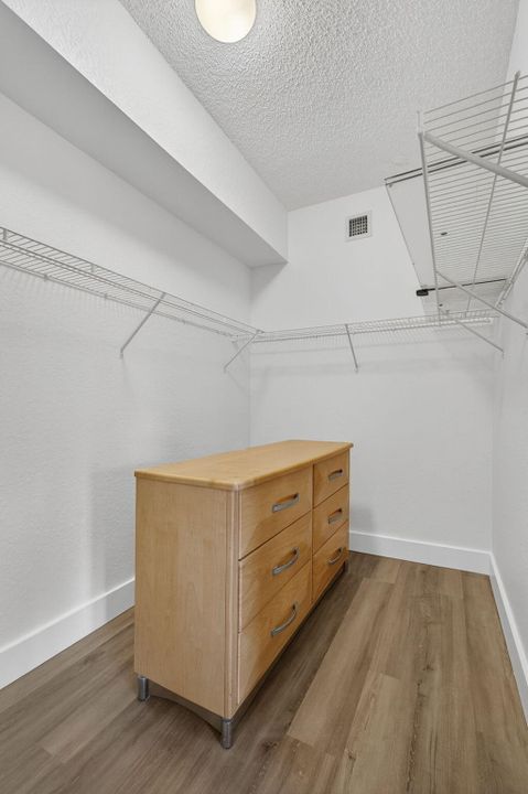 For Rent: $2,500 (3 beds, 2 baths, 1306 Square Feet)