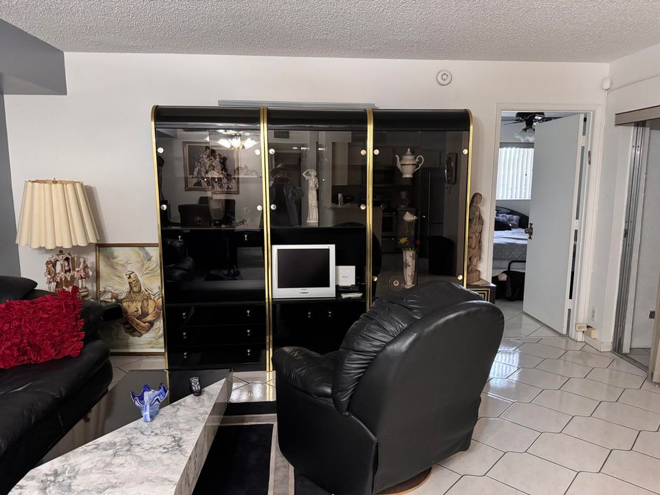 For Rent: $3,000 (2 beds, 2 baths, 1040 Square Feet)