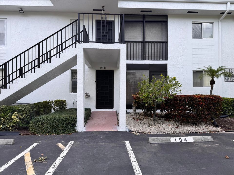 For Rent: $3,000 (2 beds, 2 baths, 1040 Square Feet)