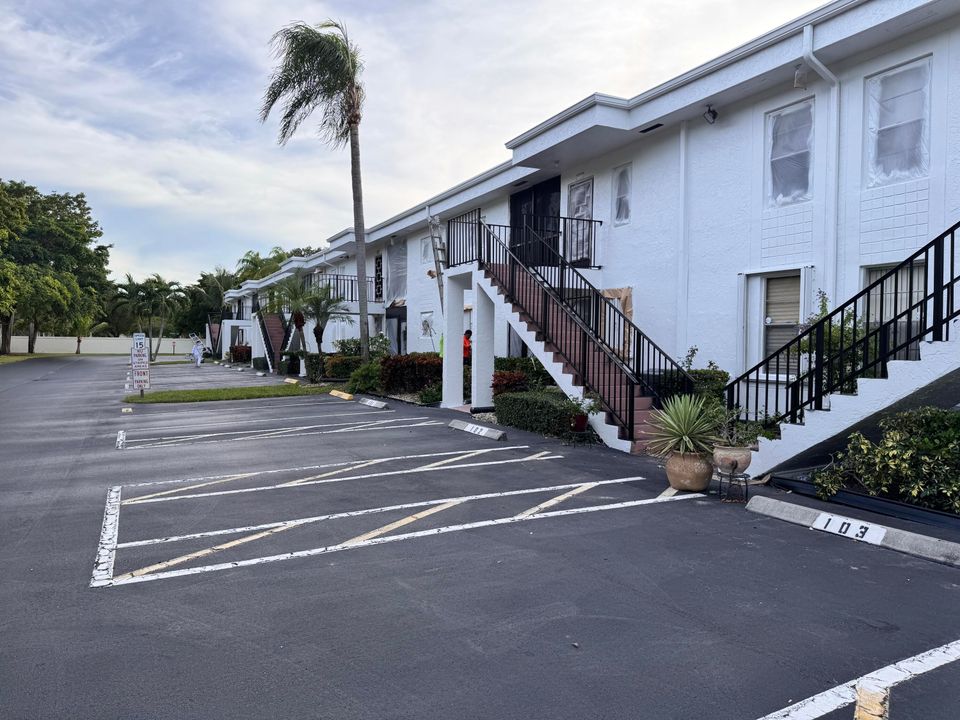 For Rent: $3,000 (2 beds, 2 baths, 1040 Square Feet)