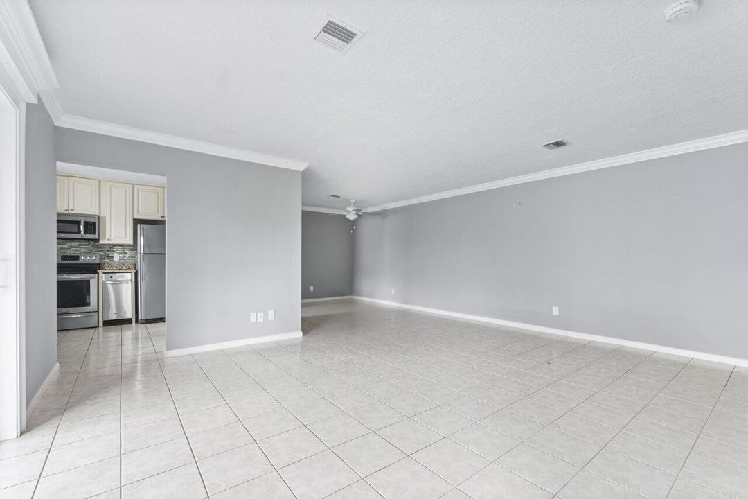 На продажу: $149,000 (2 спален, 2 ванн, 1208 Квадратных фут)