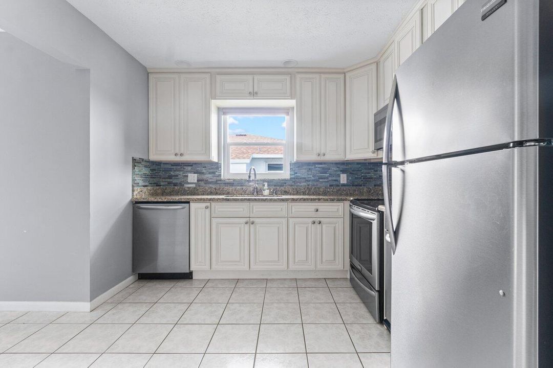 На продажу: $149,000 (2 спален, 2 ванн, 1208 Квадратных фут)