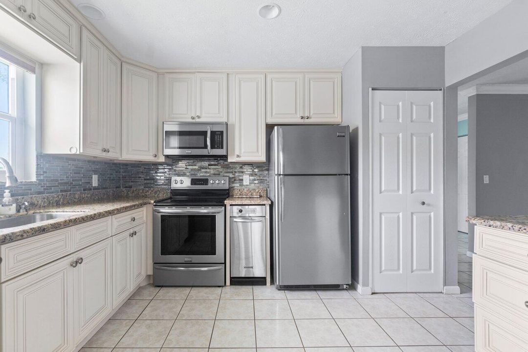 На продажу: $149,000 (2 спален, 2 ванн, 1208 Квадратных фут)