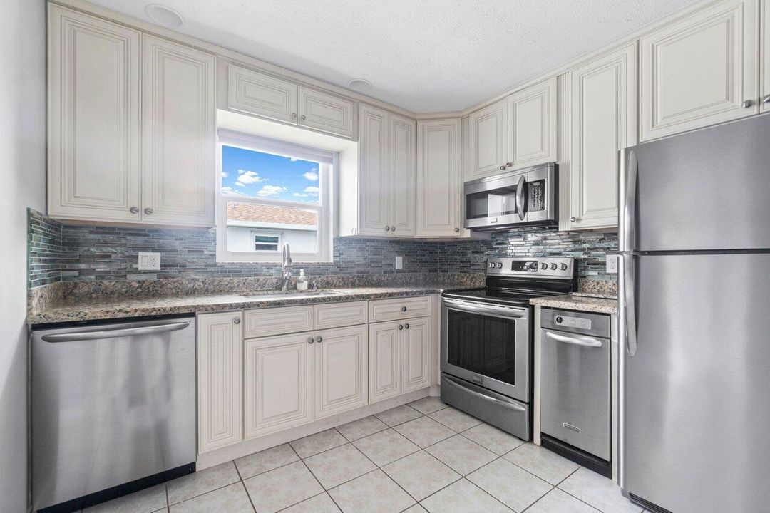 На продажу: $149,000 (2 спален, 2 ванн, 1208 Квадратных фут)