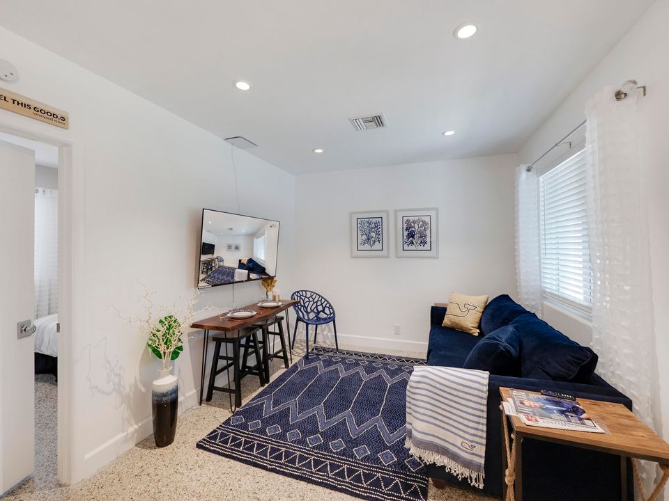 For Rent: $1,995 (1 beds, 1 baths, 400 Square Feet)