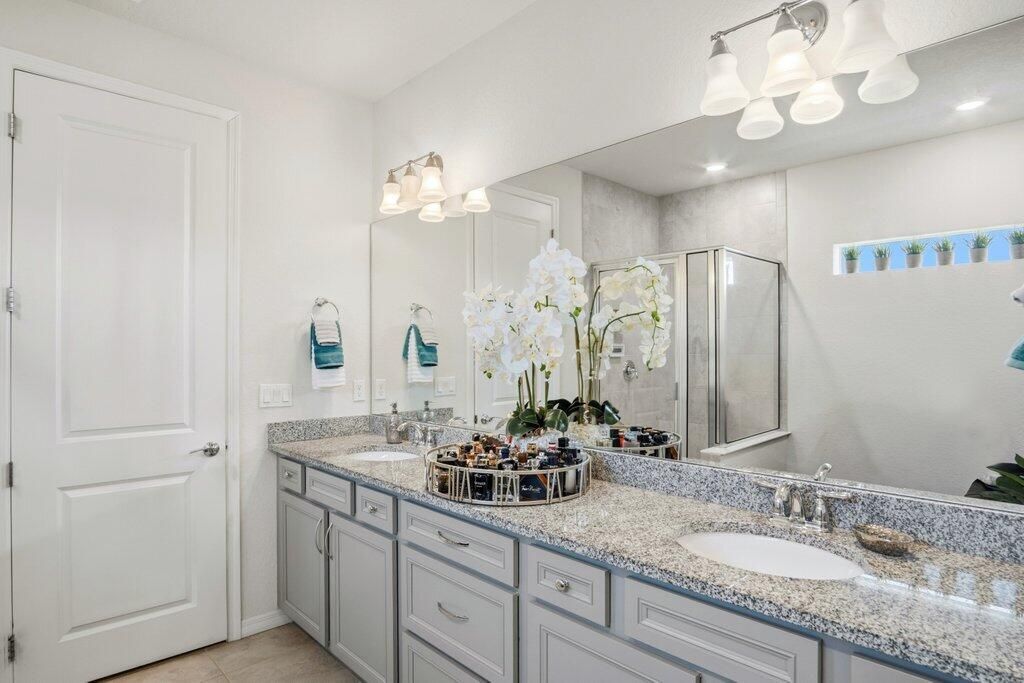 En Venta: $1,200,000 (5 camas, 2 baños, 2501 Pies cuadrados)