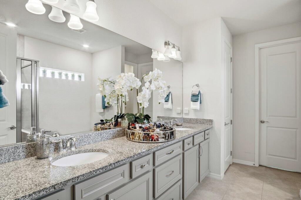 En Venta: $1,200,000 (5 camas, 2 baños, 2501 Pies cuadrados)