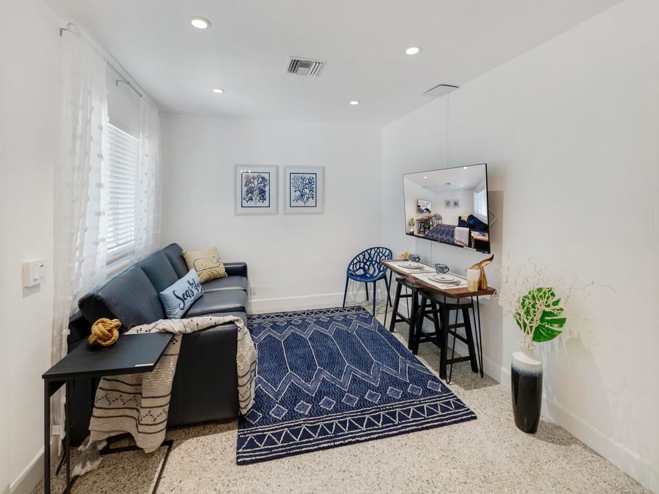 For Rent: $1,995 (1 beds, 1 baths, 400 Square Feet)