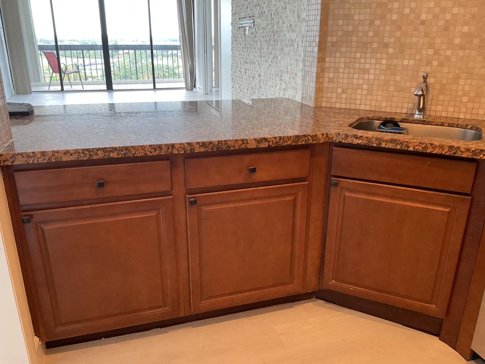 For Rent: $2,200 (2 beds, 2 baths, 1294 Square Feet)