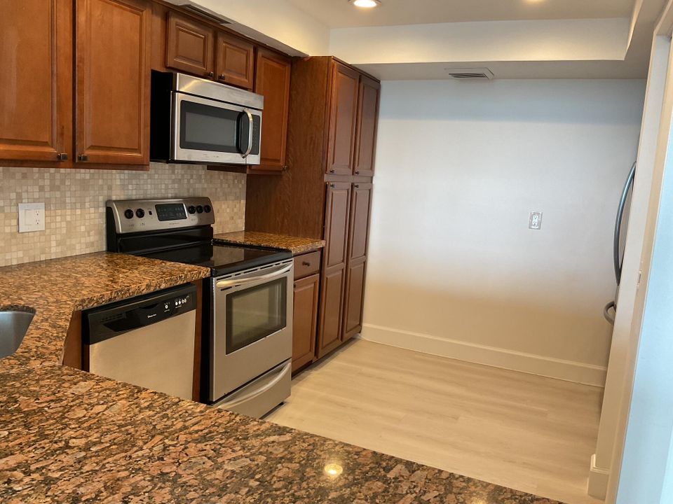 For Rent: $2,200 (2 beds, 2 baths, 1294 Square Feet)
