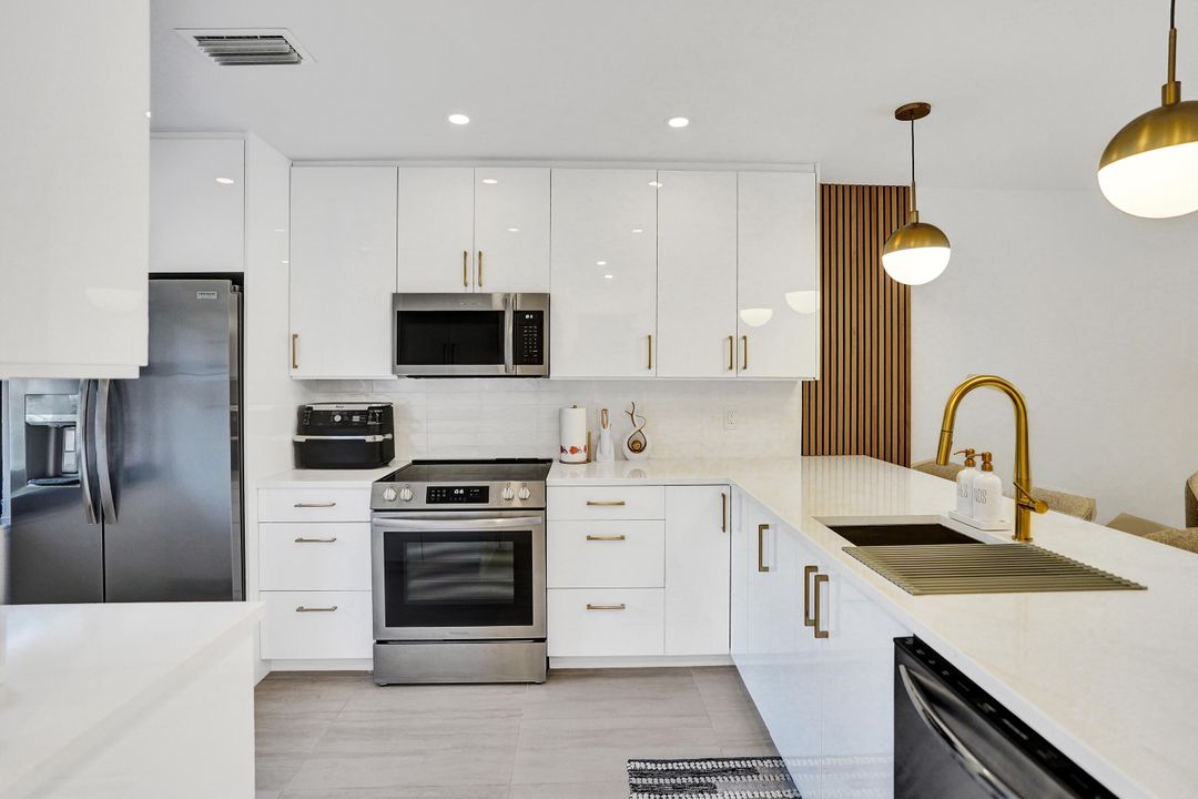 На продажу: $309,000 (2 спален, 2 ванн, 1216 Квадратных фут)