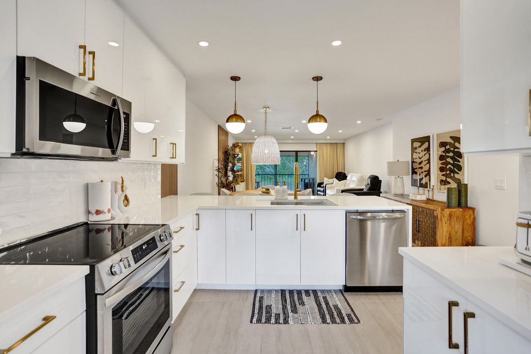 На продажу: $309,000 (2 спален, 2 ванн, 1216 Квадратных фут)