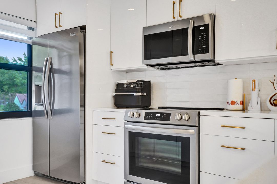 На продажу: $309,000 (2 спален, 2 ванн, 1216 Квадратных фут)