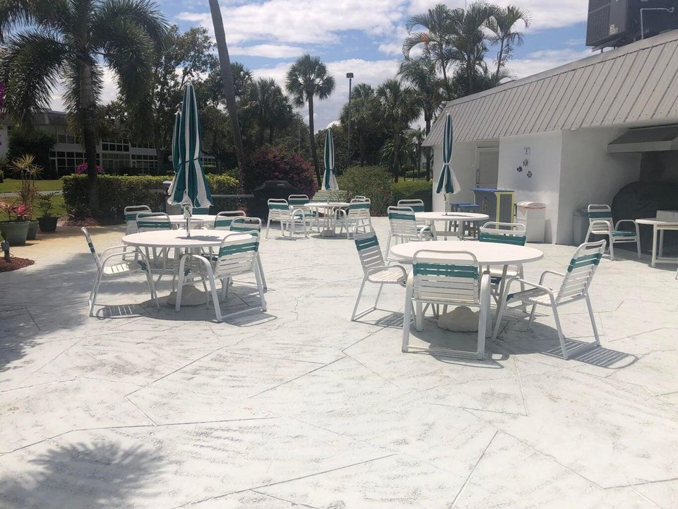 For Rent: $1,800 (1 beds, 1 baths, 696 Square Feet)