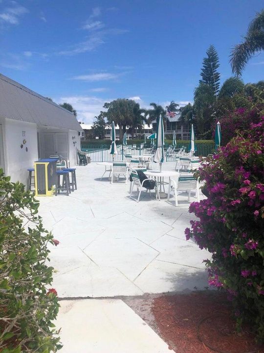 For Rent: $1,800 (1 beds, 1 baths, 696 Square Feet)