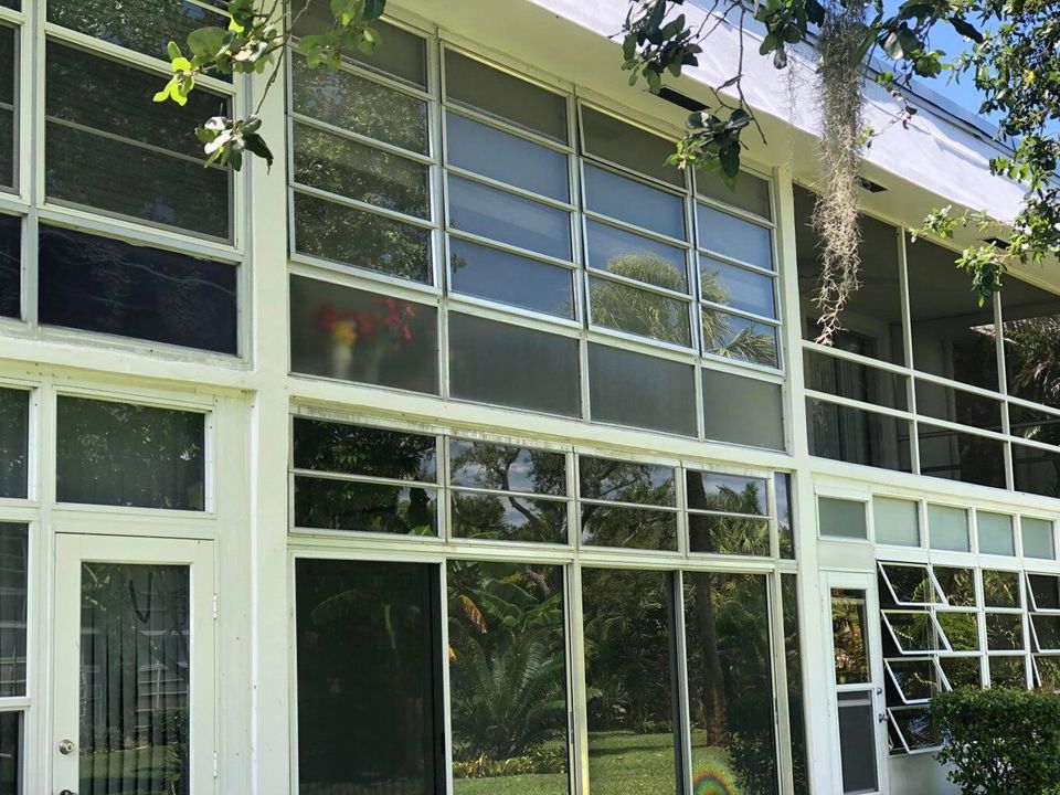 For Rent: $1,800 (1 beds, 1 baths, 696 Square Feet)