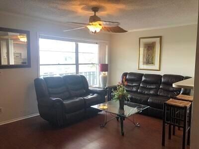For Rent: $1,800 (1 beds, 1 baths, 696 Square Feet)