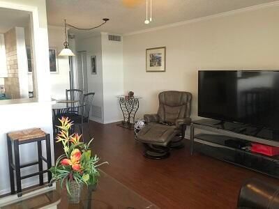 For Rent: $1,800 (1 beds, 1 baths, 696 Square Feet)