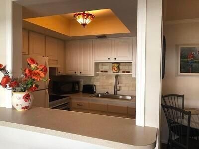 For Rent: $1,800 (1 beds, 1 baths, 696 Square Feet)