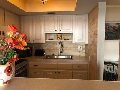 For Rent: $1,800 (1 beds, 1 baths, 696 Square Feet)