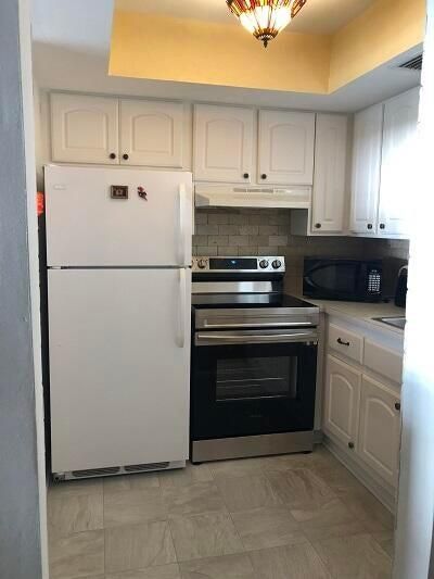 For Rent: $1,800 (1 beds, 1 baths, 696 Square Feet)