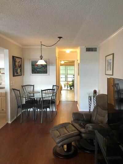 For Rent: $1,800 (1 beds, 1 baths, 696 Square Feet)