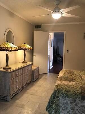 For Rent: $1,800 (1 beds, 1 baths, 696 Square Feet)