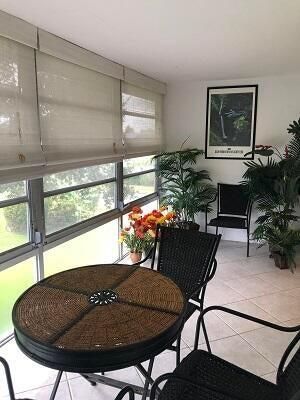 For Rent: $1,800 (1 beds, 1 baths, 696 Square Feet)
