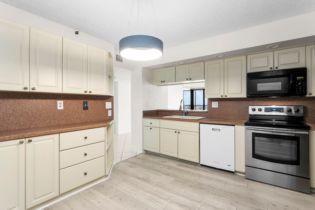 For Sale: $899,000 (2 beds, 2 baths, 1452 Square Feet)