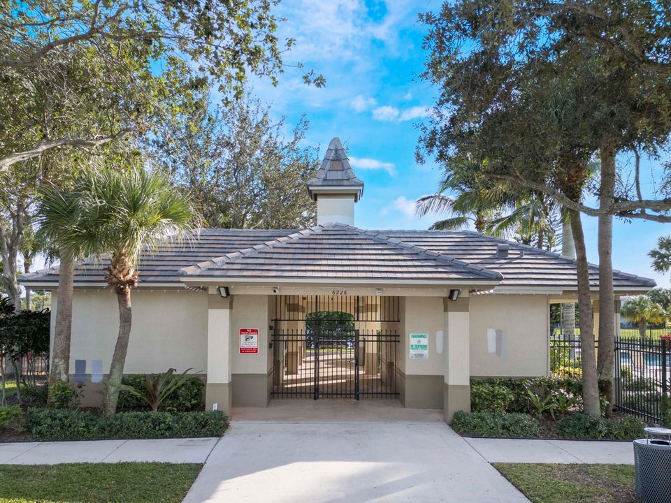 Active With Contract: $379,900 (3 beds, 2 baths, 1559 Square Feet)