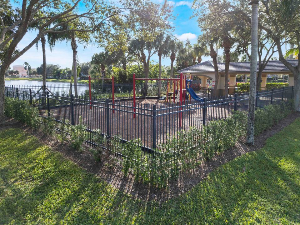 Active With Contract: $379,900 (3 beds, 2 baths, 1559 Square Feet)