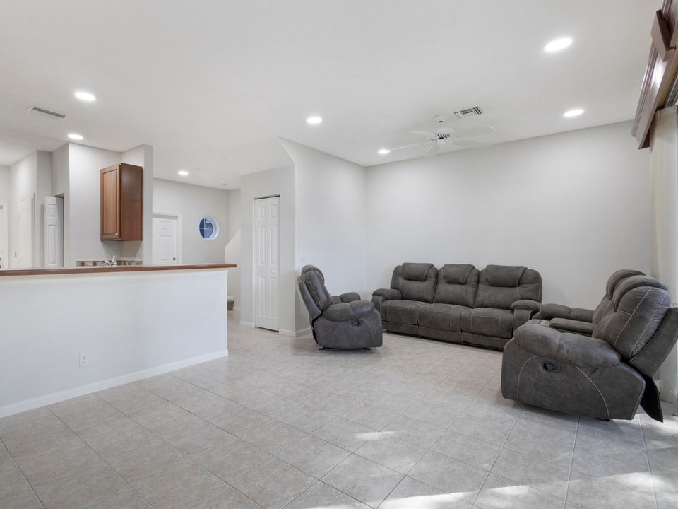 Active With Contract: $379,900 (3 beds, 2 baths, 1559 Square Feet)